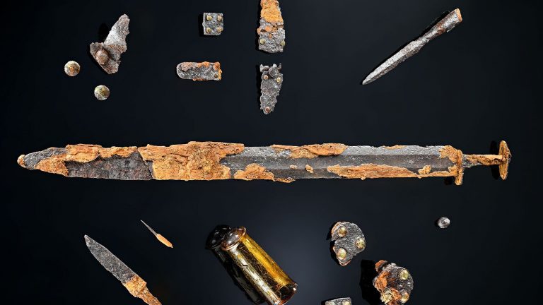 Pottery, swords and jewelry: Rich Stone Age and early medieval graves found in Germany